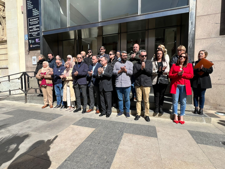 Aplausos al acabar el minuto de silencio/ Dani Hern&aacute;ndez