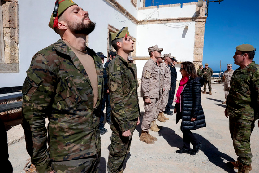 La ministra de Defensa durante su visita a la Isla de Albor&aacute;n / Ministerio de Defensa