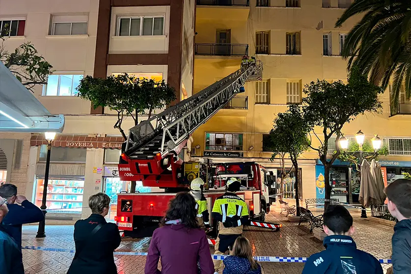 Actuaci&oacute;n de los Bomberos en la Plaza de Correos / Daniel Hern&aacute;ndez
