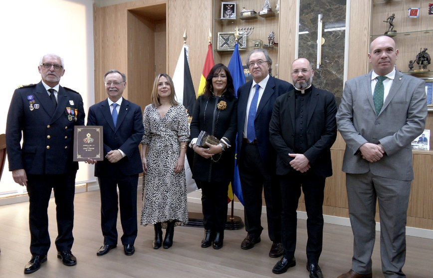 El presidente de la Ciudad ha recibido al pregonero en su despacho / Ciudad Autónoma de Ceuta
