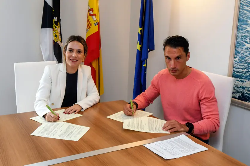 Momento de la firma del convenio/ Cedida