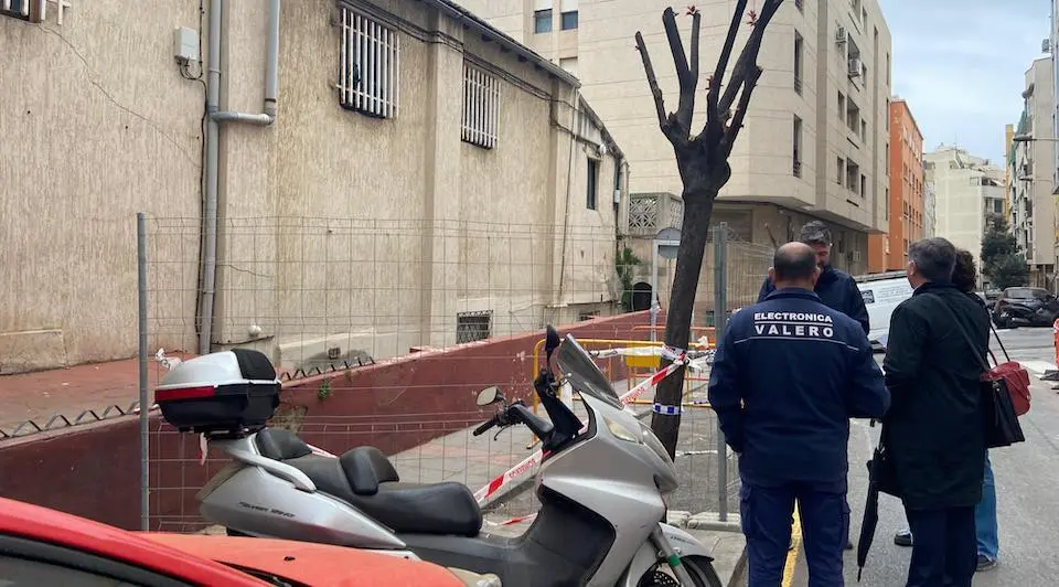  El propietario junto a su abogado y la arquitecta, este viernes, en el 7 de la calle Fern&aacute;ndez. 