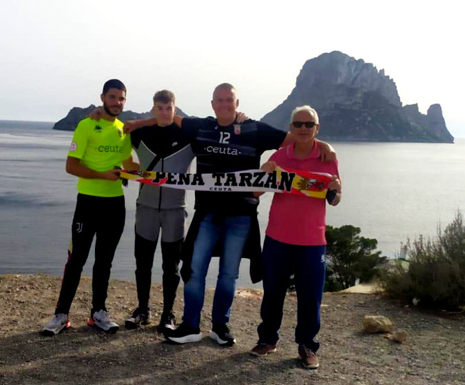 Afición de la AD Ceuta FC llegando a Ibiza