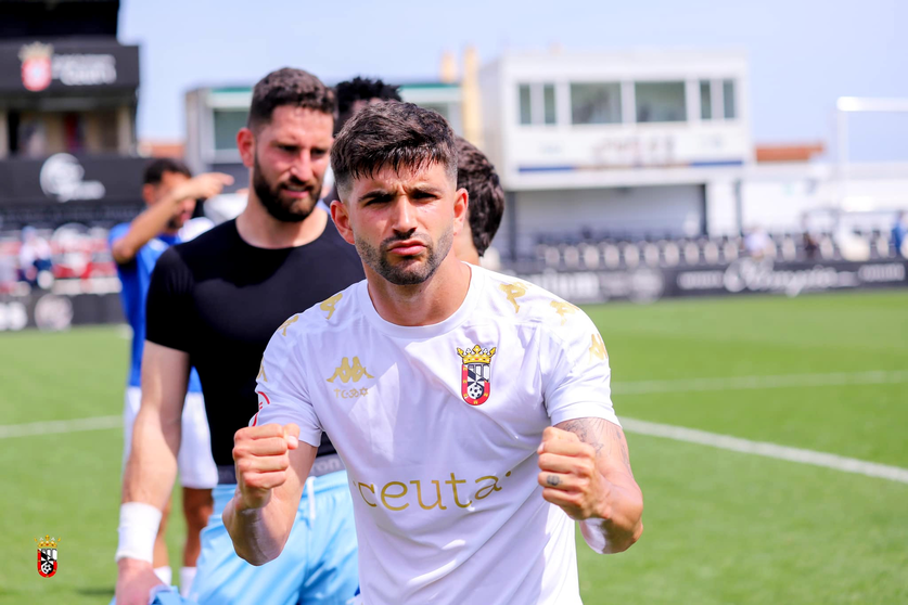 Alejandro Mel&eacute;ndez con la camiseta de la AD Ceuta FC