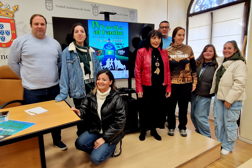 El equipo de PROI junto a la representante del Club Deportivo Los Fuertes y el director general de la Ciudad / Laura Ortiz