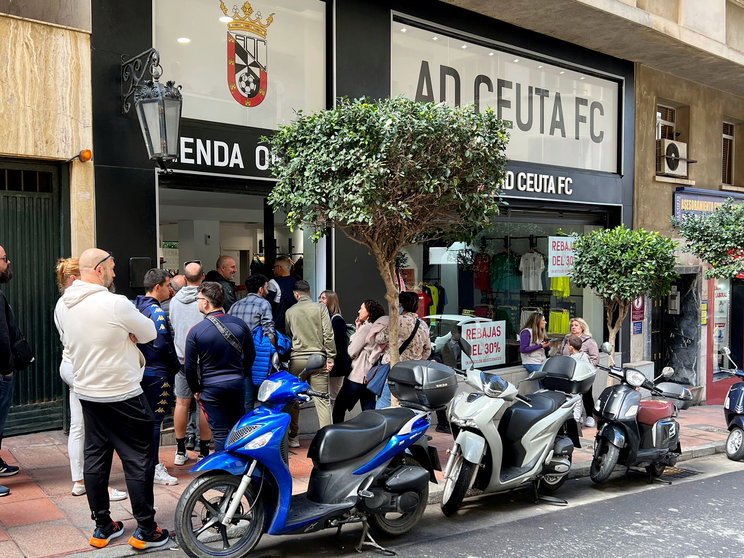 Colas en la tienda de la AD Ceuta FC para conseguir entrada para 'La Rosaleda'. Foto: Daniel Hernández