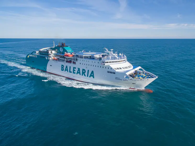 El barco, abarrotado de aficionados del  Ceuta/ Archivo
