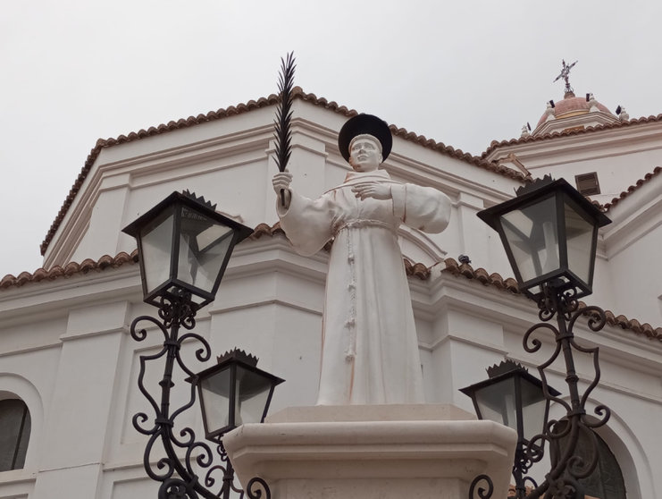 Estatua de San Daniel, con la catedral al fondo/ Juanjo Coronado