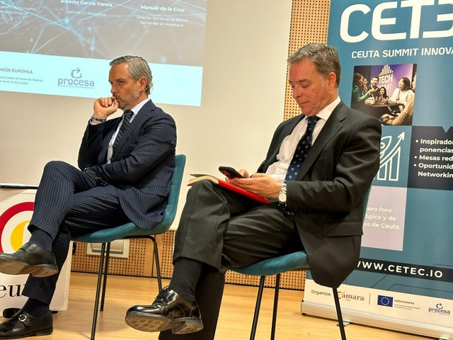 Juan Bravo, a la izquierda la imagen durante el  'Ceuta Innovation Summit' 