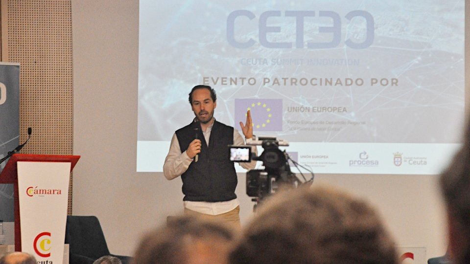 José Antonio Pérez fundador de Cover Manager durante su exposición en CETEC. 