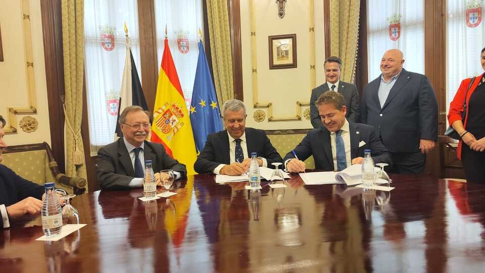  Juan Vivas, Javier Collado y Karim Bulaix durante la firma. 