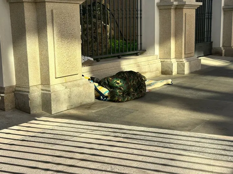 Sinhogarismo persona durmiendo en la calle, frente al ayuntamiento  / Archivo