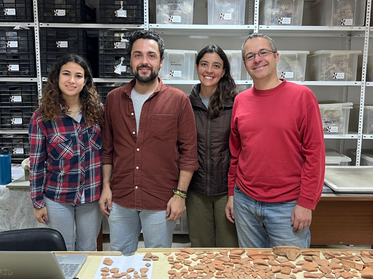 Los arque&oacute;logos, en su lugar de trabajo en las Murallas Reales/ Dani Hern&aacute;ndez