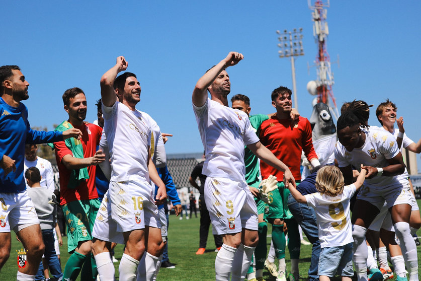 Rodri Ríos celebra el triunfo junto a sus compañeros. Foto: AD Ceuta FC / Canon Zaki