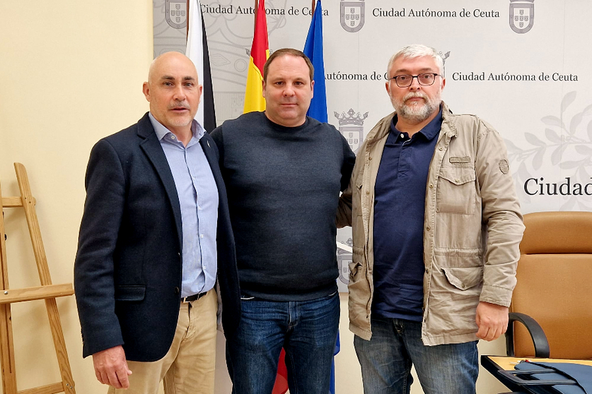 El nuevo director deportivo de la Federaci&oacute;n de P&aacute;del, junto al director general de Deportes y el presidente de la misma tras la rueda de prensa de este lunes / Laura Ortiz