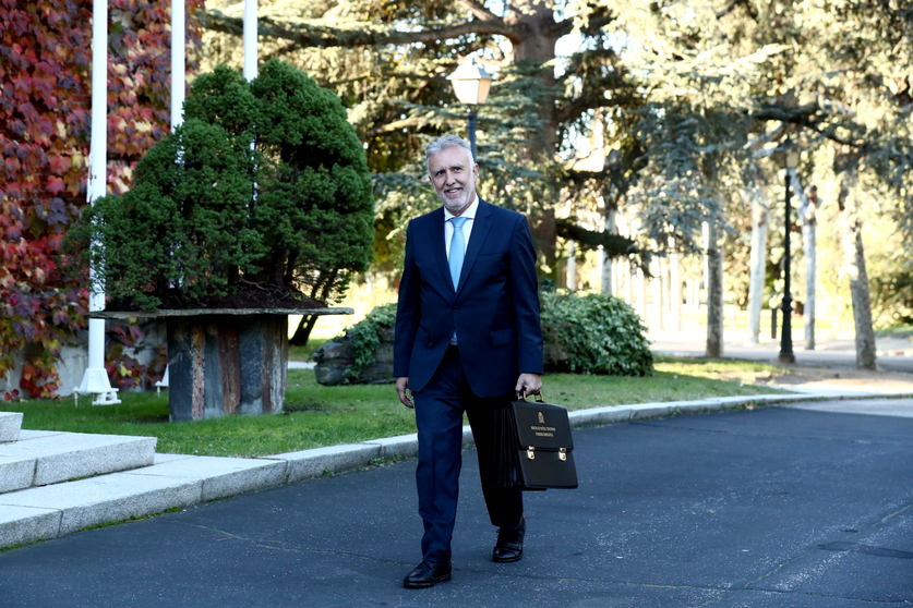 El ministro de Pol&iacute;tica Territorial y Memoria Democr&aacute;tica, &Aacute;ngel V&iacute;ctor Torres, pasea por los jardines de La Moncloa. Pool Moncloa/Fernando Calvo.