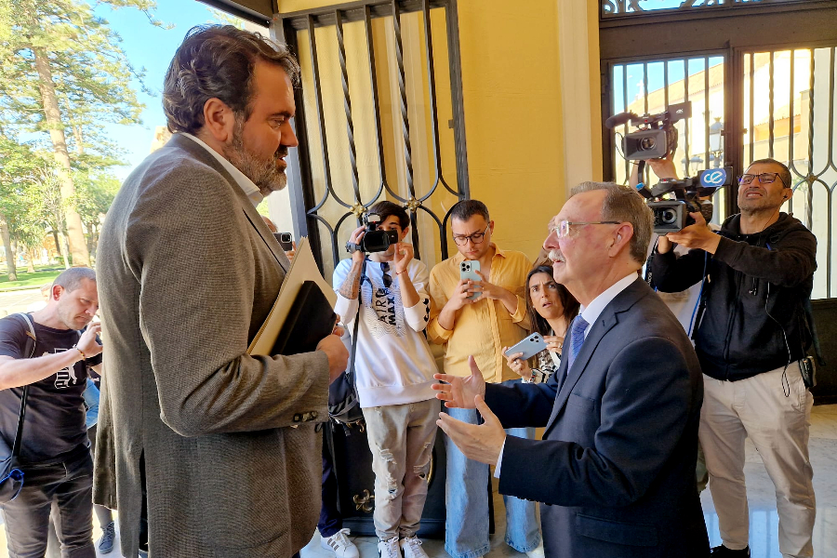 El secretario de Estado de Juventud e Infancia junto al presidente de la Ciudad este martes / Laura Ortiz