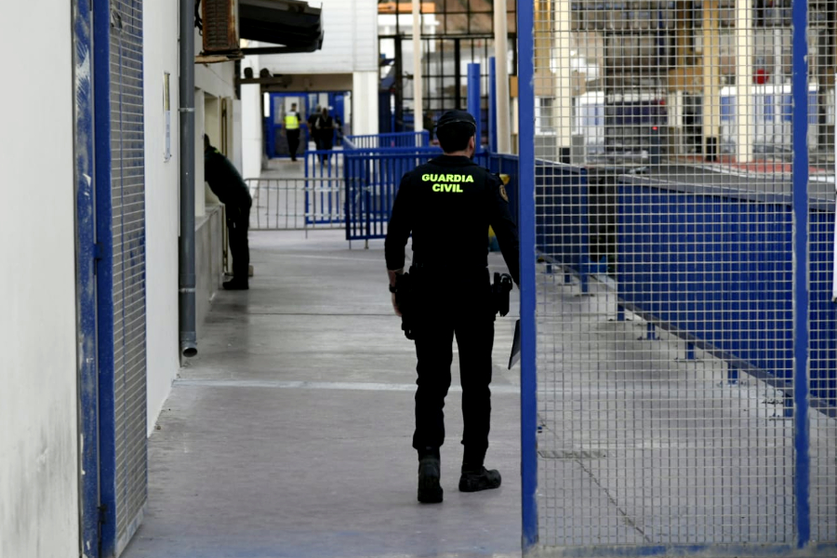 Un agente de la Guardia Civil presta servicio en la frontera del Tarajal / Archivo