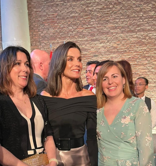 Rosa, a la derecha con traje verde, junto a la Reina Letizia