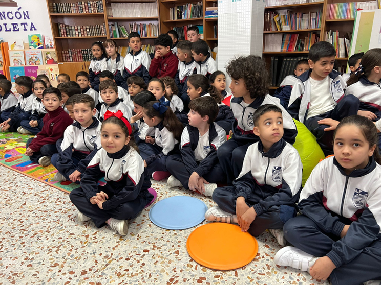 El 'Severo Ochoa' ya tiene su rinc&oacute;n violeta en la biblioteca/ Dani Hern&aacute;ndez