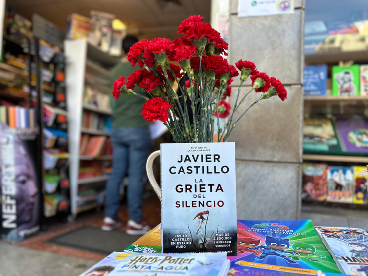 La grieta del silencio, de Javier Castillo, uno de los libros m&aacute;s solicitados/ Mohamed Ettouileb