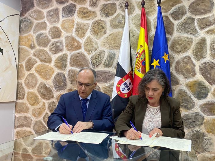 Momento de la firma del convenio/ Cedida