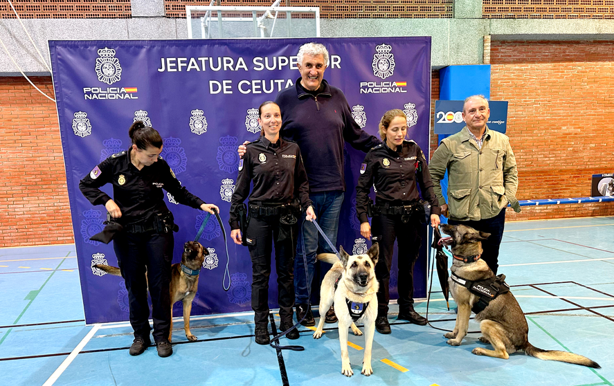 Exhibici&oacute;n de las Unidades Caninas de la Polic&iacute;a Nacional en el Torneo del Bicentenario de Basket 