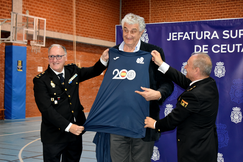 Fernado Romay da las _gracias_ a Ceuta y a la Polic&iacute;a por _acordarse del baloncesto_ para celebrar el Bicentenario 