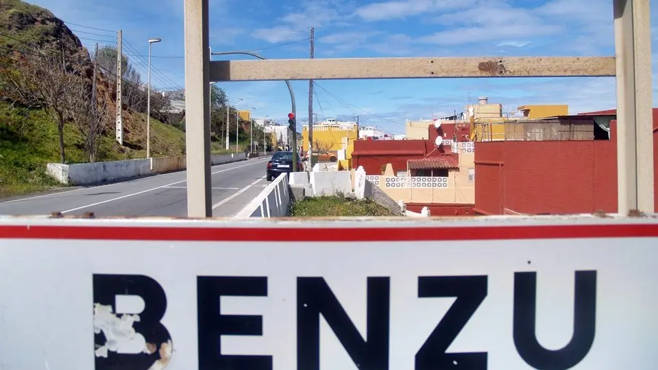 Entrada a la barriada de Benz&uacute;