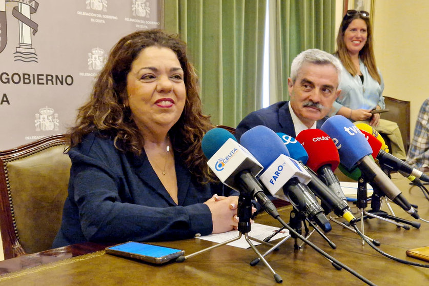 La delegada del Gobierno, Cristina Pérez, junto al nuevo director provincial del SEPE, Francisco Gil / Laura Ortiz
