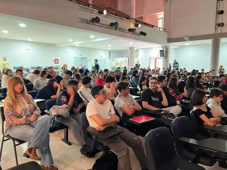 El p&uacute;blico asistente llen&oacute; el Sal&oacute;n/ Dani Hern&aacute;ndez
