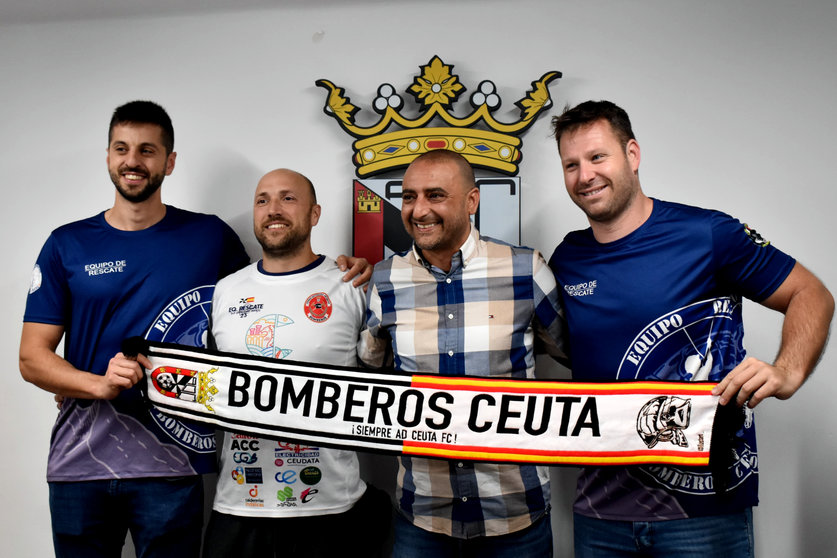 Bomberos y la AD Ceuta FC unen sus caminos
