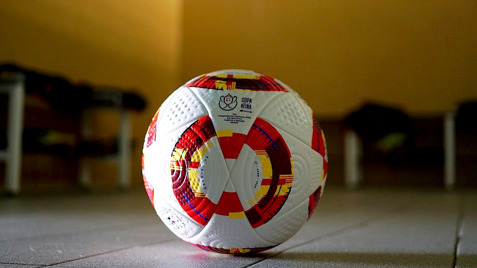 Llega 'El primero', el nuevo balón de las competiciones RFEF, incluida la Primera Federación