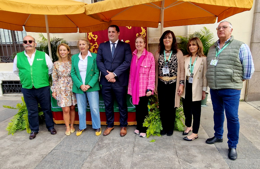 Mesa petitoria de la Asociaci&oacute;n Espa&ntilde;ola Contra el C&aacute;ncer en el Palacio Auton&oacute;mica / Laura Ortiz