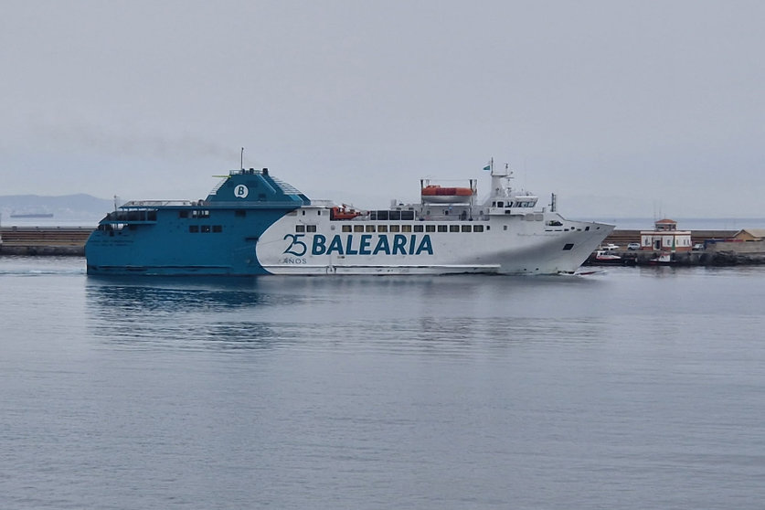 El buque Passió per Formentera saliendo del Puerto de Ceuta / Laura Ortiz