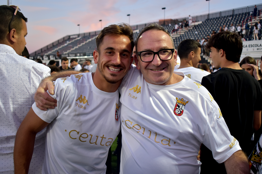 Celebraci&oacute;n de la AD Ceuta FC tras conseguir el pase a los playoff. Foto: Laura Ortiz