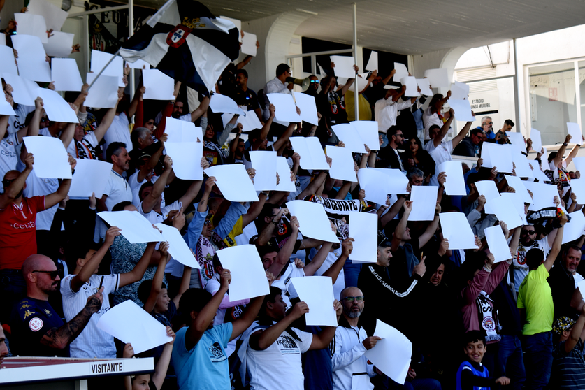 La AD Ceuta FC celebra con su afici&oacute;n el acceso al playoff