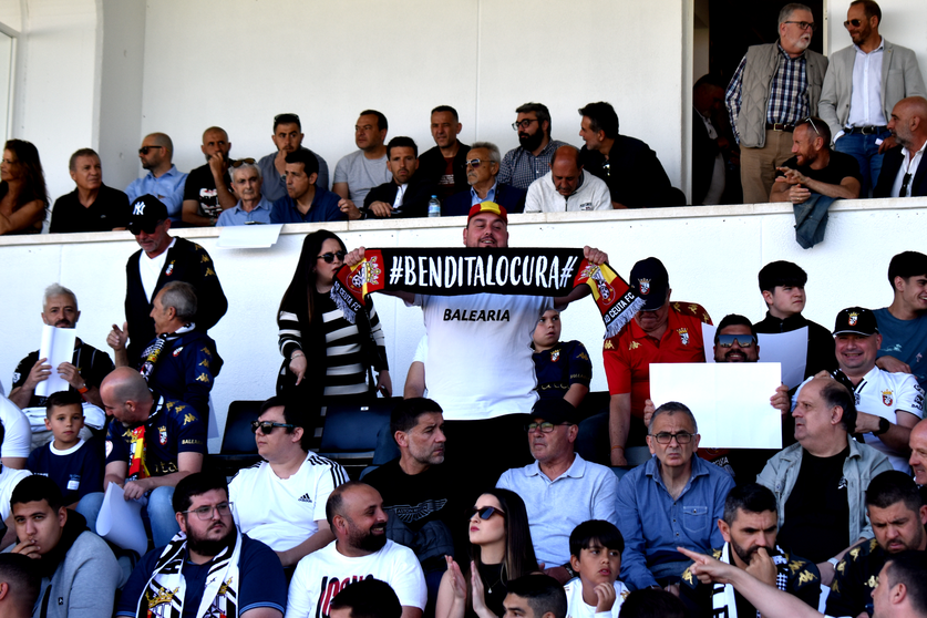 La AD Ceuta FC celebra con su afici&oacute;n el acceso al playoff (1)