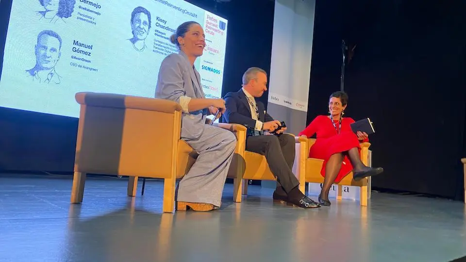  Un momento de la mesa redonda con Manuel G&oacute;mez y Kissy Chandiramani en el Forbes Summit Reinventing Ceuta. 