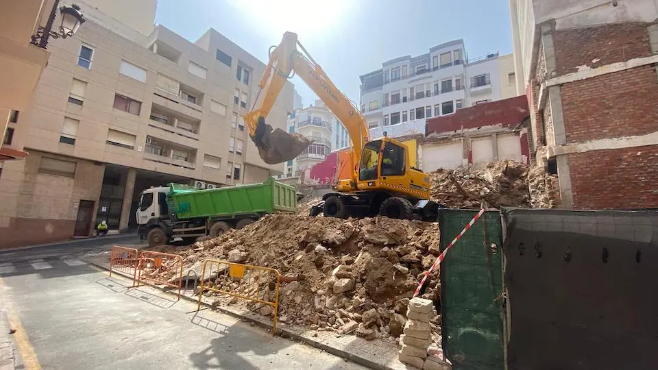  Trabajos en la parcela adyacente al 7 de Fern&aacute;ndez en Teniente Pacheco. 