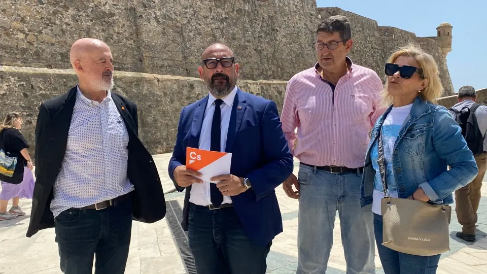  Jordi Ca&ntilde;as en las Murallas Reales con Varga y otros miembros de Cs este mi&eacute;rcoles. 