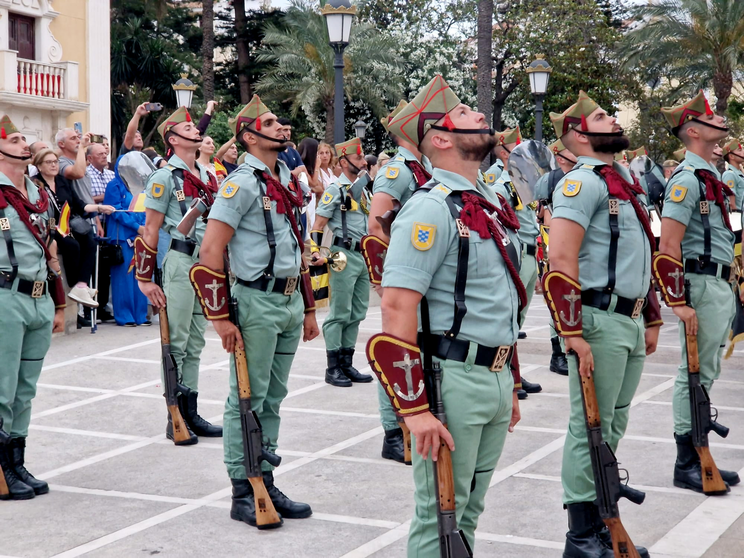 Arriado de Bandera protagonizado por La Legi&oacute;n por el D&iacute;a de las Fuerzas Armadas (16)