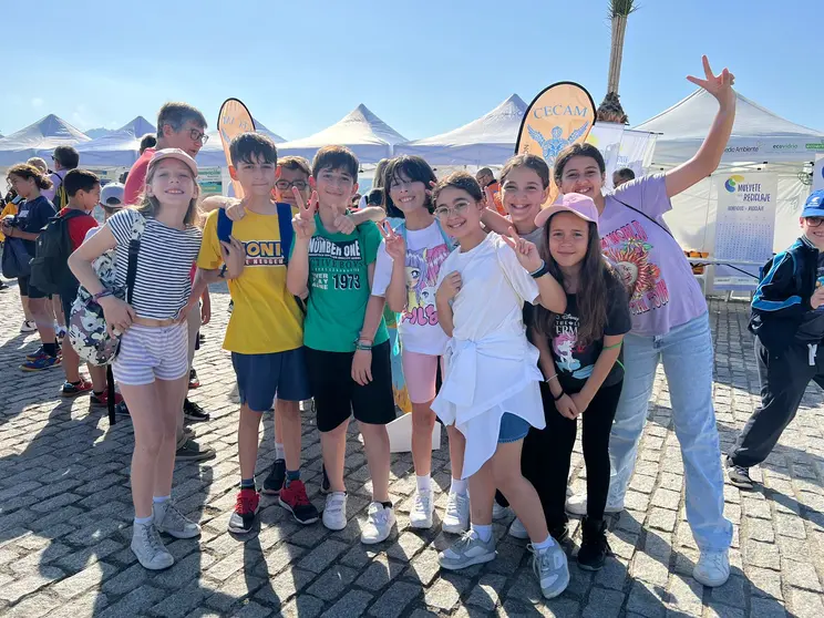 Un grupo de estudiantes, a su llegada al Muelle de Espa&ntilde;a/ Dani Hern&aacute;ndez