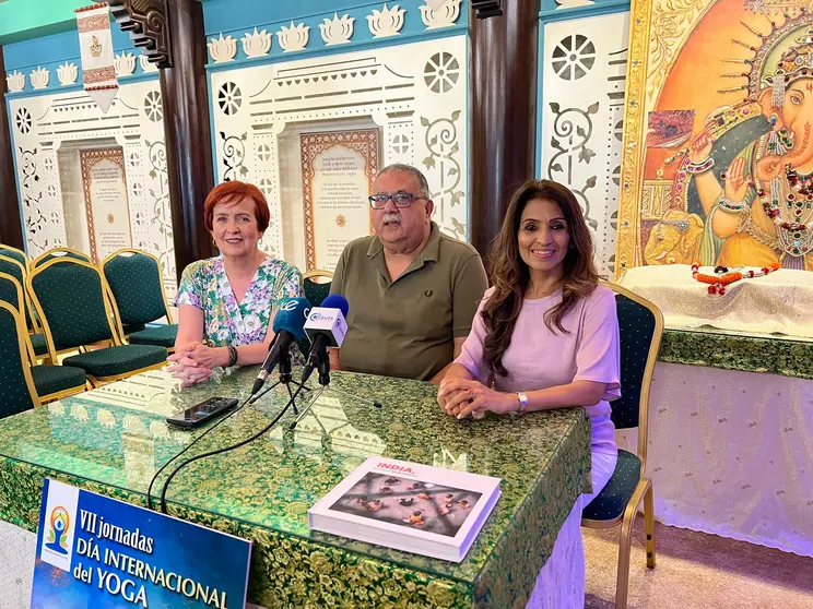 Edith Rivas, Ramesh Chandiramani y Pamela Kishore durante la presentaci&oacute;n/ Dani Hern&aacute;ndez