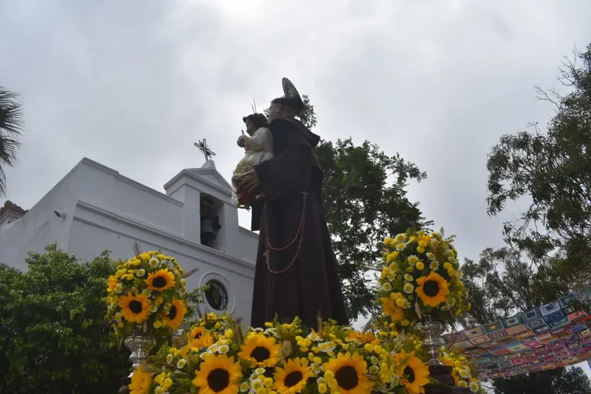 La imagen de San Antonio, en procesi&oacute;n/ Rafa B&aacute;ez