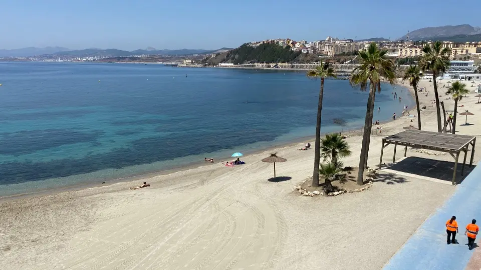 Playa de la Ribera este viernes, sin redes antimedusas. 