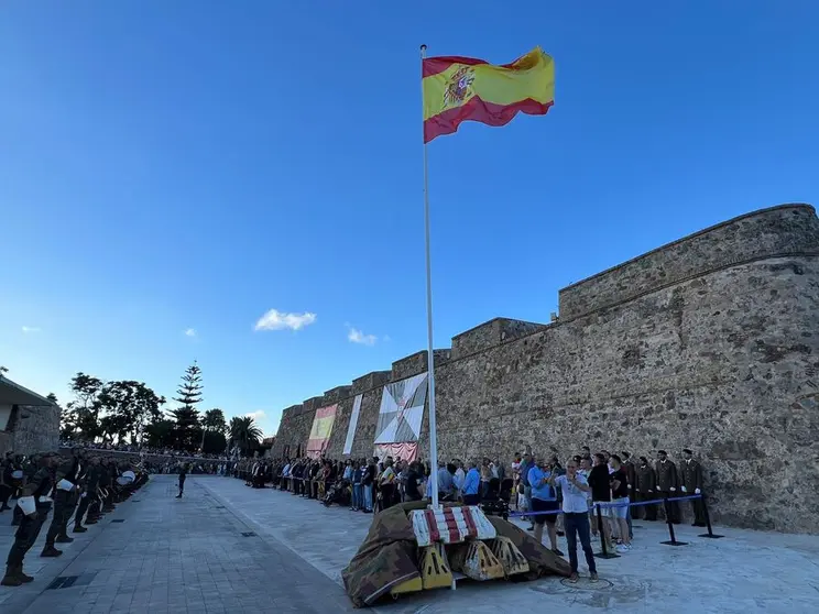 Izado de bandera por la proclamaci&oacute;n de Felipe VI / Daniel Hern&aacute;ndez