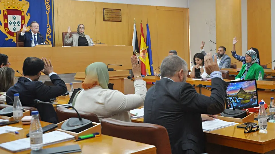  Diputados de MDyC, PP y los ex socialistas votando a favor de la modificaci&oacute;n en las cuentas este jueves. 