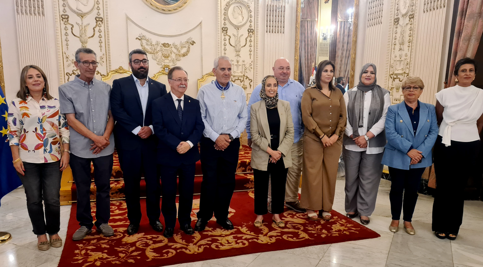 Vivas recibe a Abdelkader Chaib tras recibir la medalla al M&eacute;rito Civil de manos de Felipe VI
