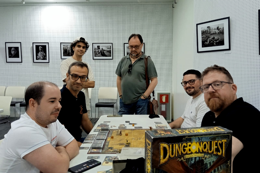 'El Solitario' ha organizado una tarde de juegos de mesa con la fantas&iacute;a medieval como protagonista / C&eacute;sar Mart&iacute;n